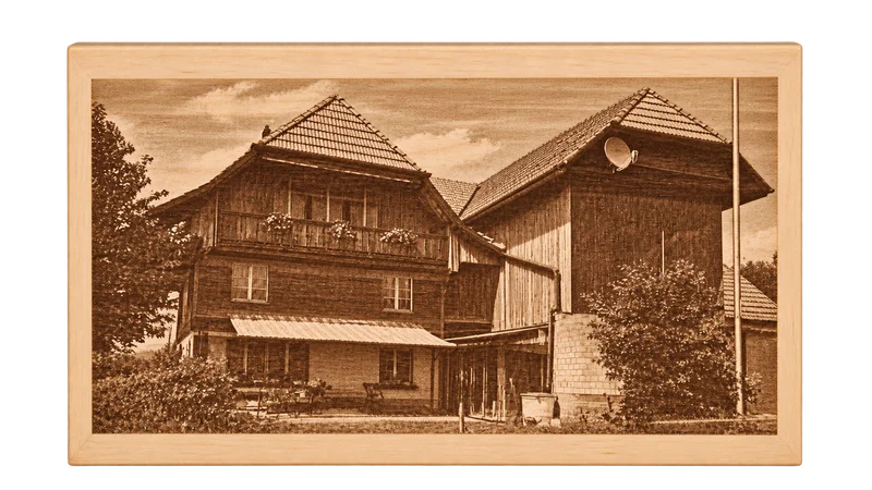 Fotogravur eines Bauernhauses auf einer gerahmten Holzplatte